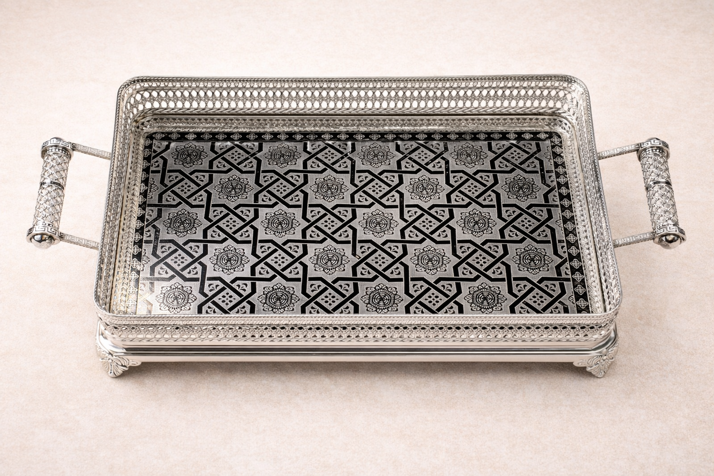 Plateau rectangulaire Fès en bois de marque HomeDeLuxe, surface lisse avec motifs traditionnels, idéal pour présentation et service.