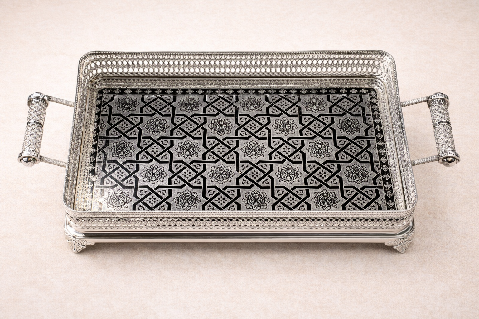 Plateau rectangulaire Fès en bois de marque HomeDeLuxe, surface lisse avec motifs traditionnels, idéal pour présentation et service.