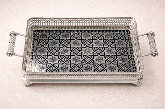 Plateau rectangulaire Fès en bois de marque HomeDeLuxe, surface lisse avec motifs traditionnels, idéal pour présentation et service.