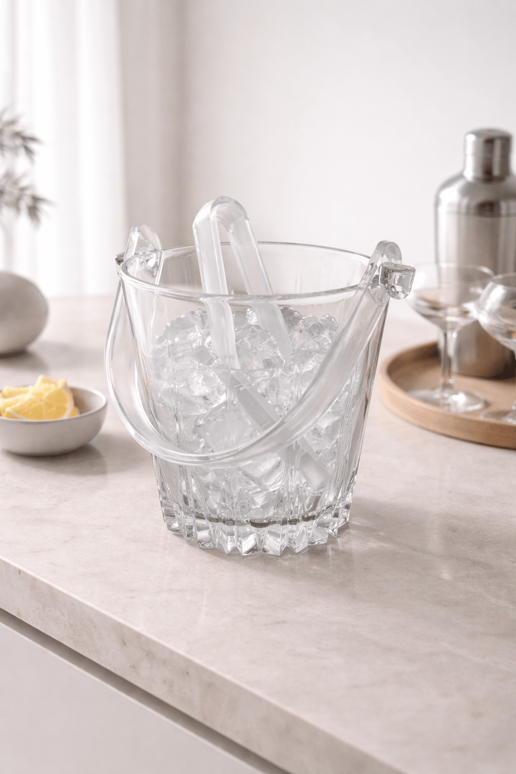 Sceau à glaçons HomeDeLuxe en silicone transparent avec compartiments pour glaçons, vue en gros plan.