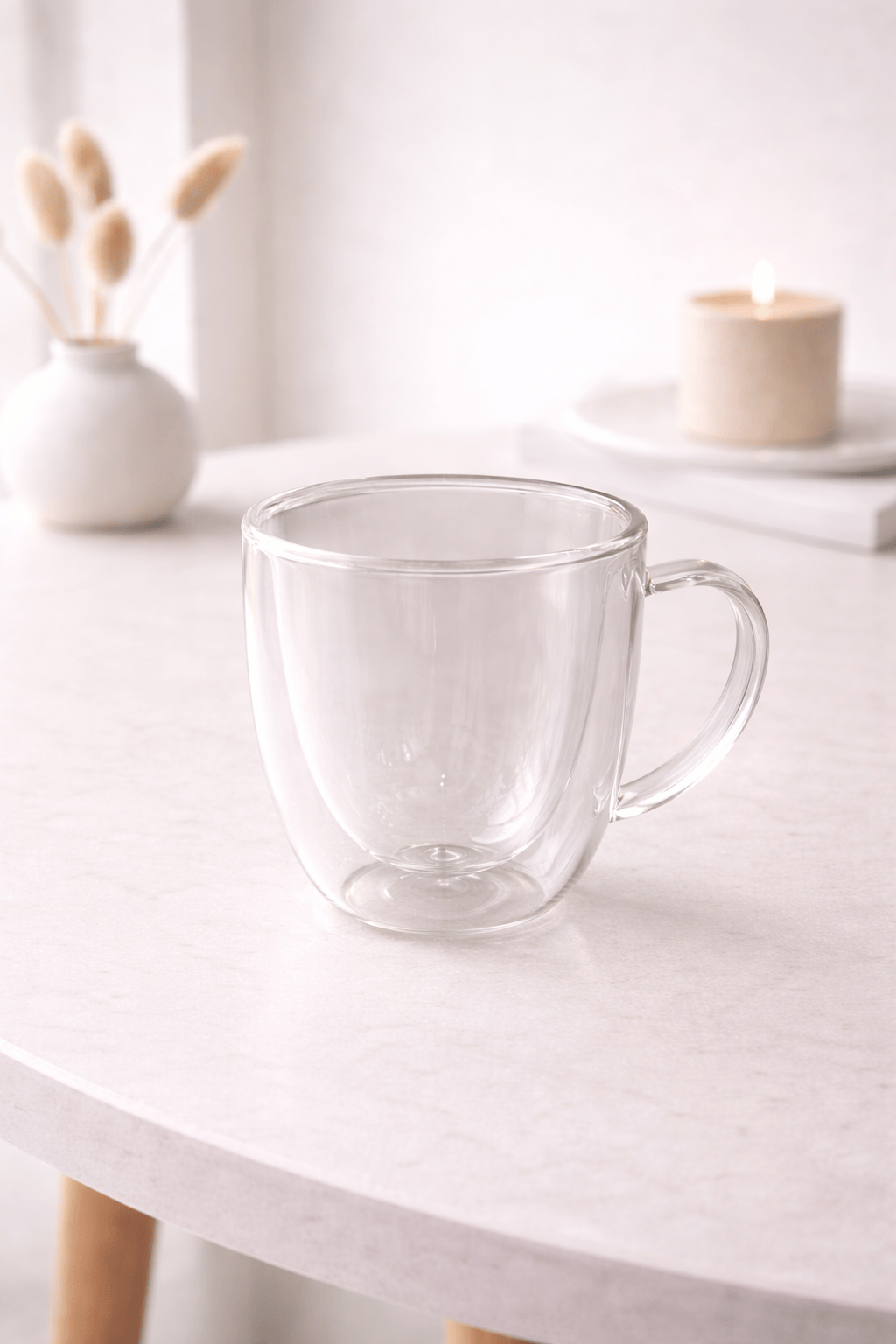 Duo de verres à vin en verre transparent de marque HomeDeLuxe, posé sur une table avec ambiance élégante.