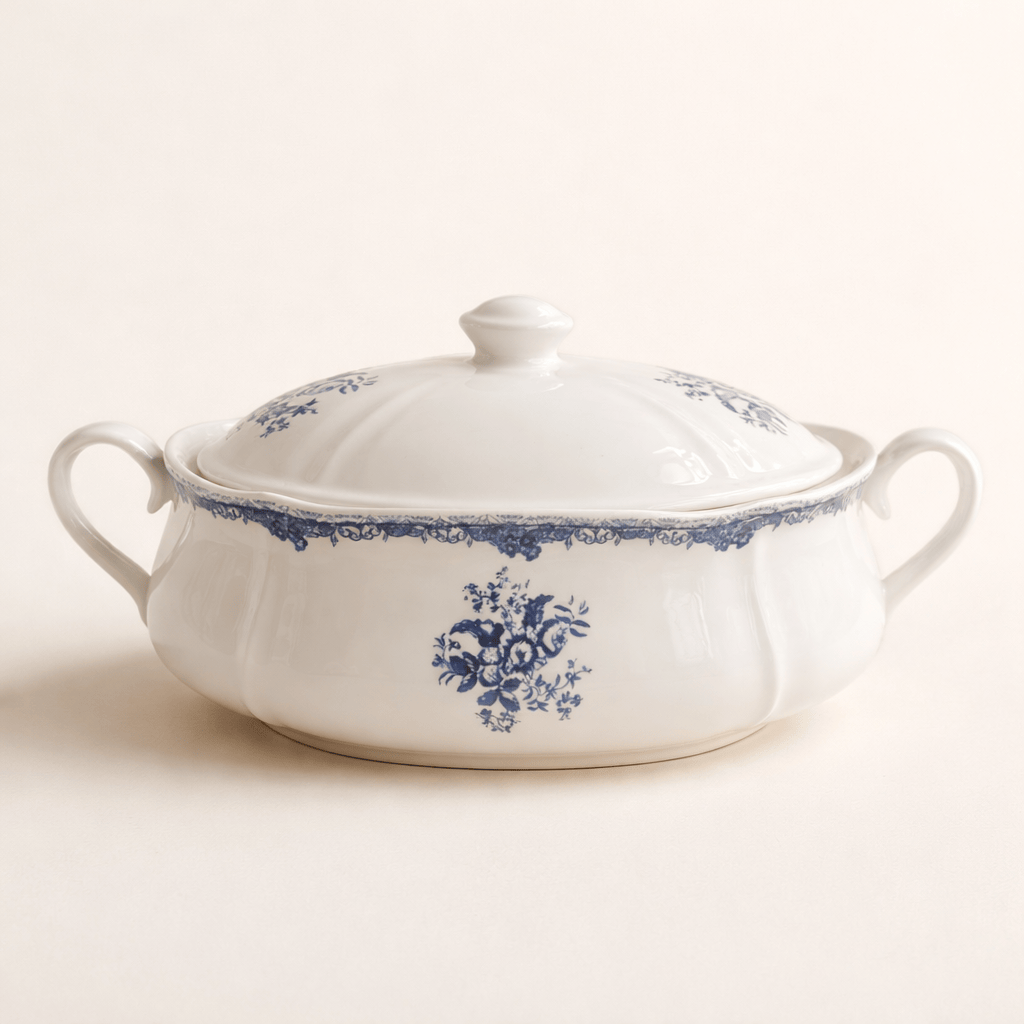 Soupière vintage aux teintes bleu apaisantes, ornée de délicats motifs fleuri - Home de Luxe France 