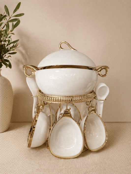 Soupière blanche et dorée HomeDeLuxe en porcelaine avec motif élégant, idéale pour présenter des soupes ou des plats.