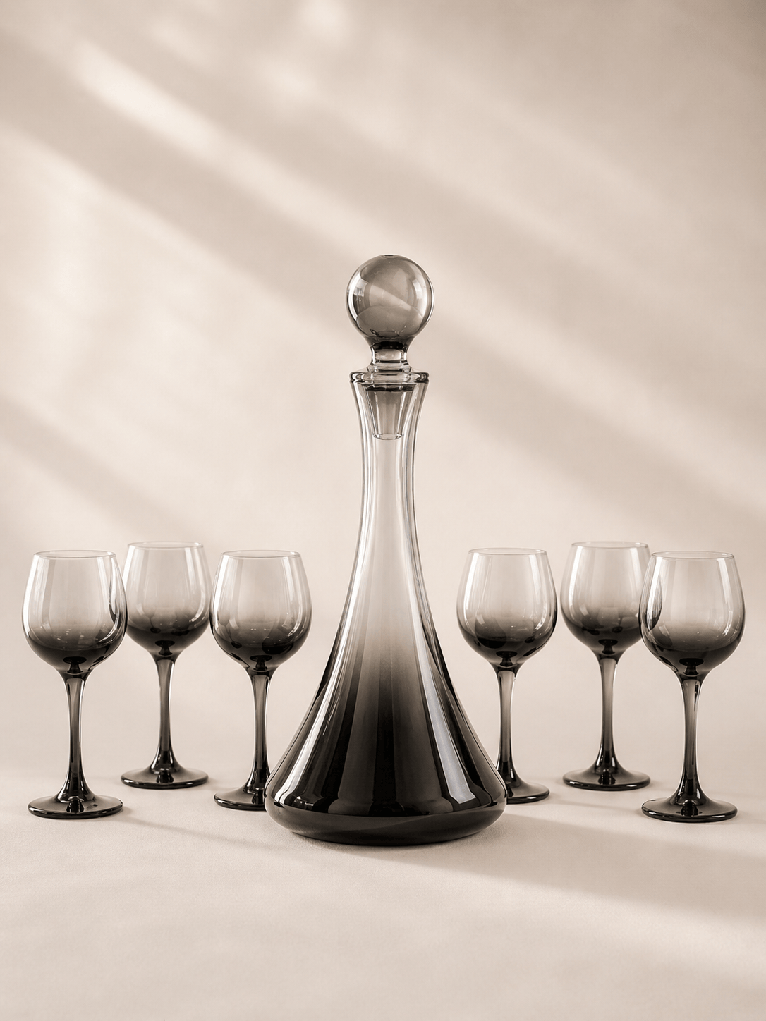 Carafe fumée en verre avec 6 verres à pied assortis, ensemble élégant pour servir des boissons.
