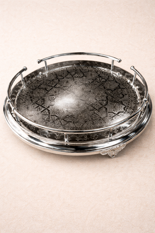 Plateau Fès en argent de la marque HomeDeLuxe, design élégant avec motif traditionnel marocain visible sur le plateau.