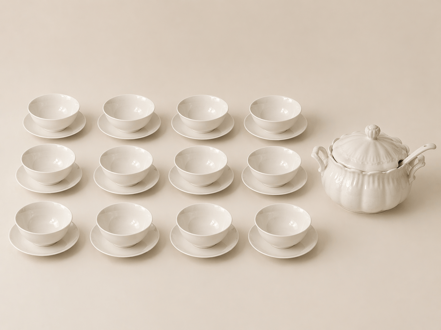 Soupière blanche en céramique de la marque HomeDeLuxe, vue de face, avec un design élégant et classique.