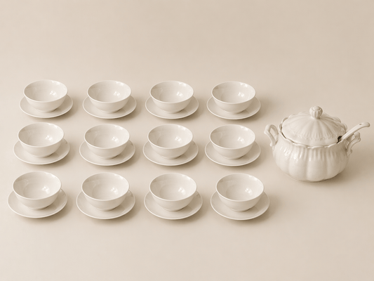 Soupière blanche en céramique de la marque HomeDeLuxe, vue de face, avec un design élégant et classique.