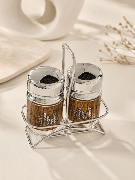 Set pour épices HomeDeLuxe avec plusieurs pots en verre et couvercles en métal pour la cuisine.