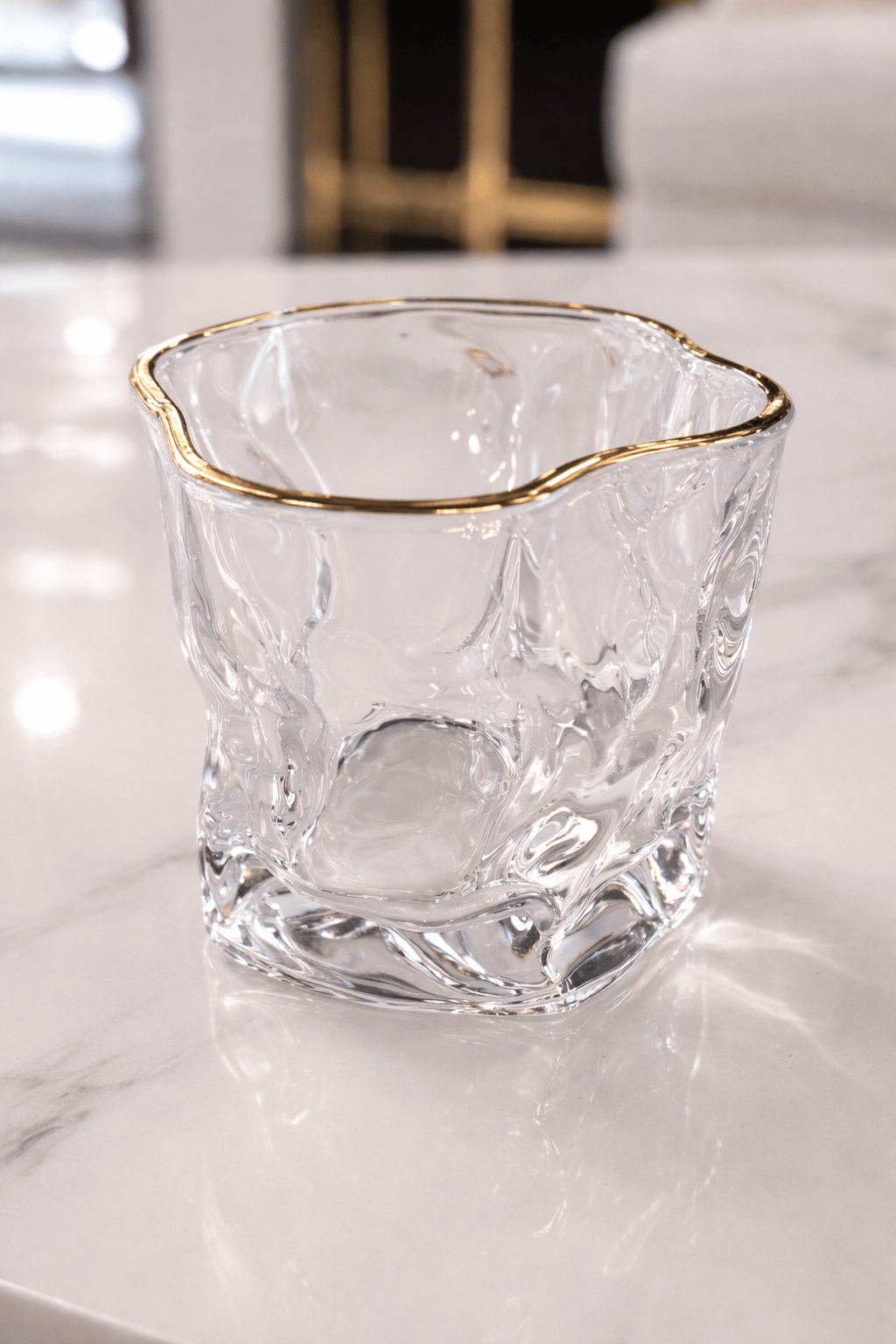 Six verres à eau en verre transparent de la marque HomeDeLuxe, avec une forme élégante et un design simple.