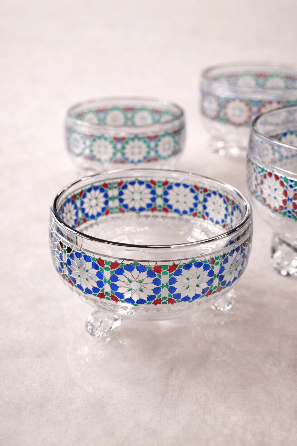 Présentoir marocain en métal ornemental de la marque HomeDeLuxe, avec motifs traditionnels et surface décorative.