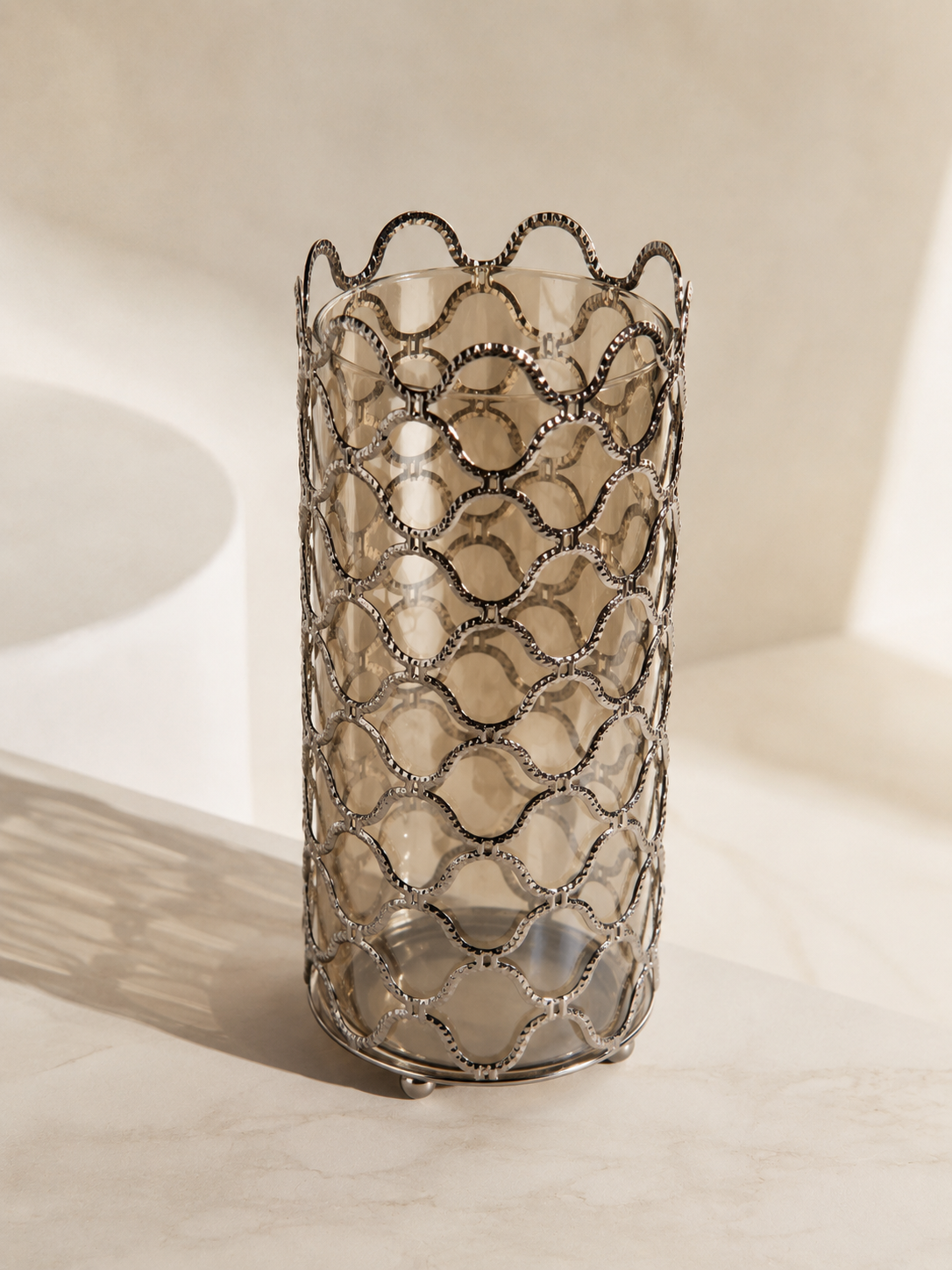 Long vase avec détails argenté