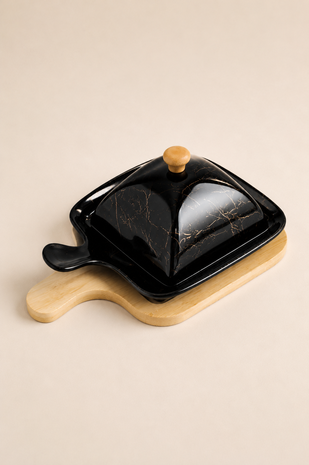 Beurrier en céramique blanc de la marque HomeDeLuxe, avec couvercle en bois, placé sur une table en bois.