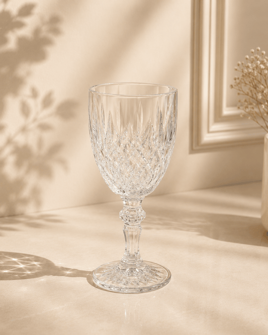 Verres à pied en cristal de la marque HomeDeLuxe, six verres élégants avec tiges longues et bases épaisses.