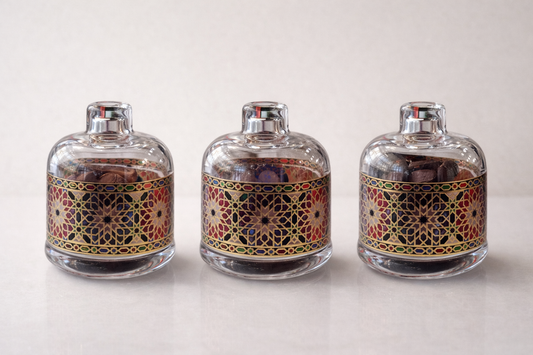 Bonbonnière design marocain de la marque HomeDeLuxe avec motif coloré et ornementation en relief.