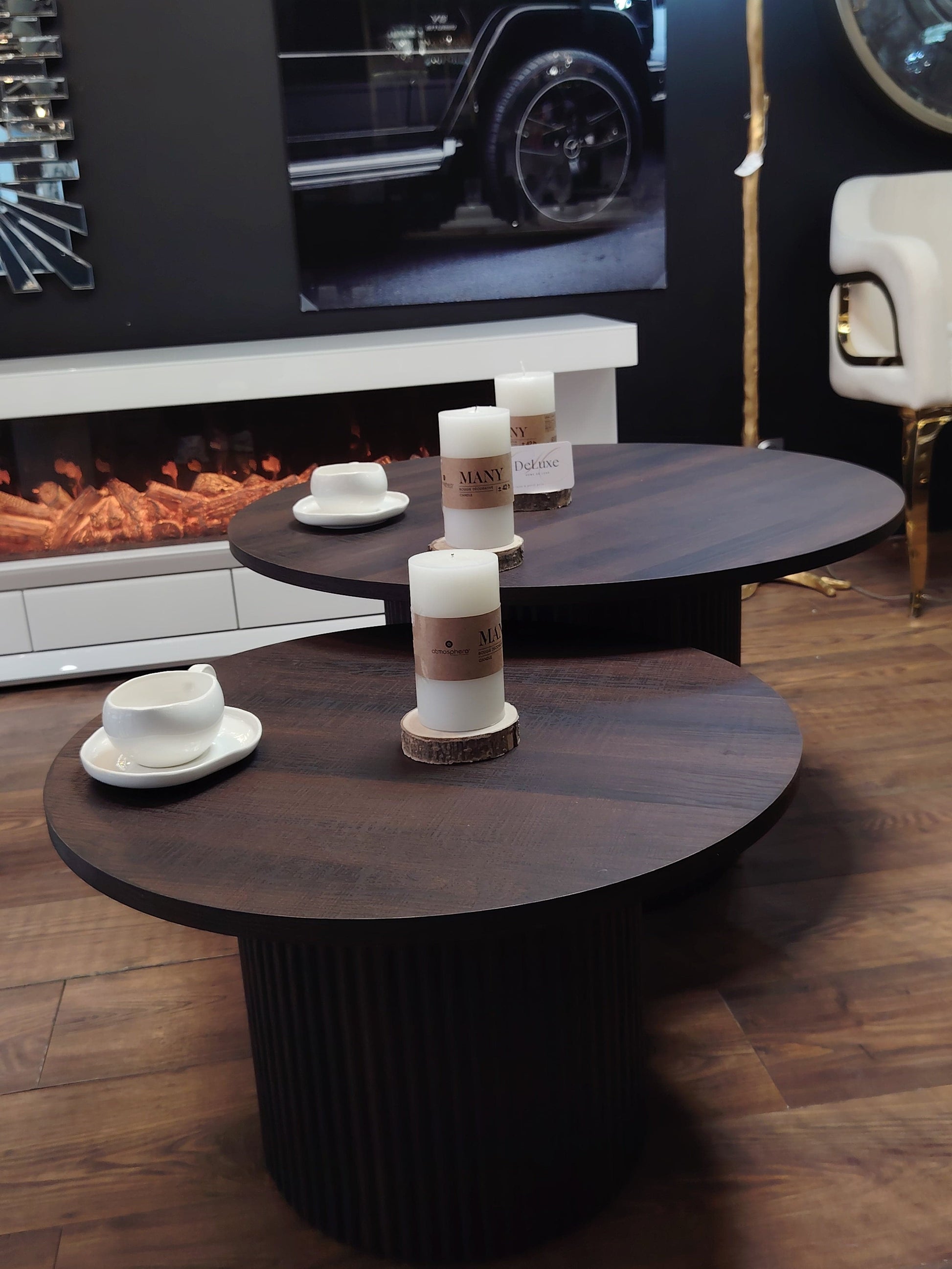 Table basse en bois duo de HomeDeLuxe, design moderne avec surface lisse et pieds en bois clair visible dans l'image.