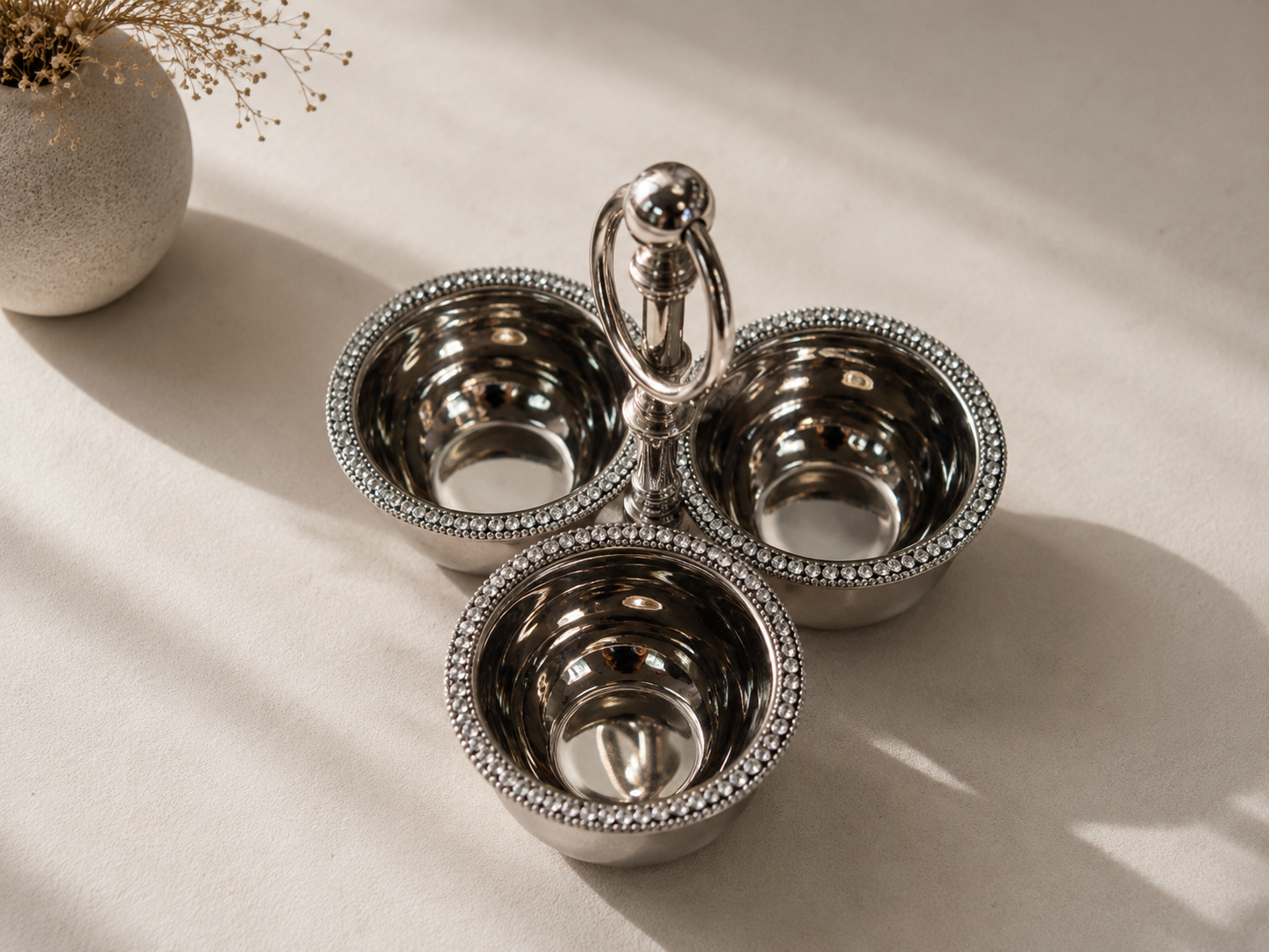 Présentoir trio argenté de HomeDeLuxe avec trois niveaux pour bijoux ou objets décoratifs.