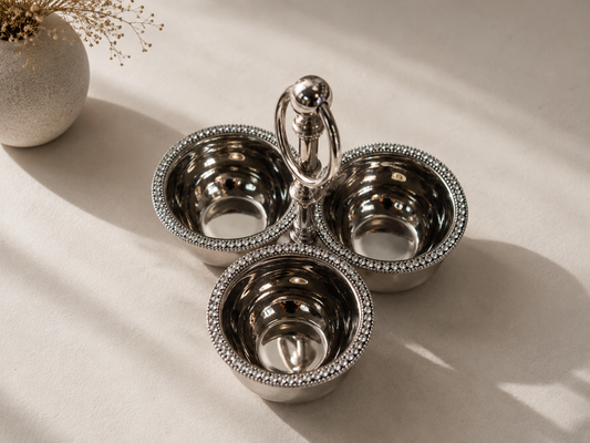 Présentoir trio argenté de HomeDeLuxe avec trois niveaux pour bijoux ou objets décoratifs.