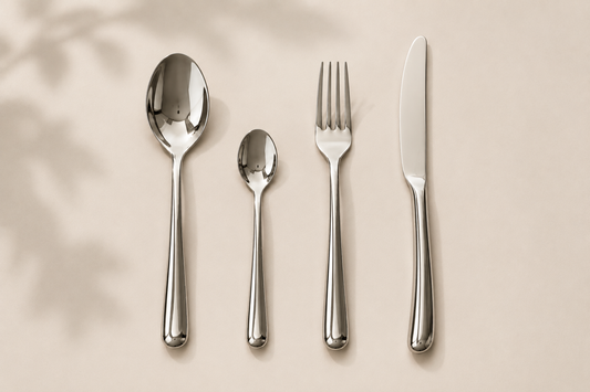 Ensemble de vaisselle en porcelaine blanche comprenant 24 pièces de la ménagère Luxe de HomeDeLuxe, avec assiettes, tasses et plats.