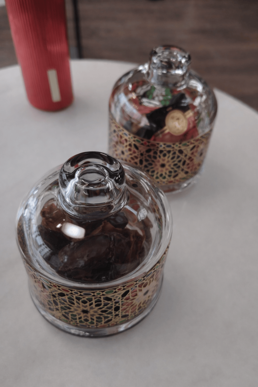 Bonbonnière en trio design marocain de la marque HomeDeLuxe, décoration élégante avec motifs marocains colorés.