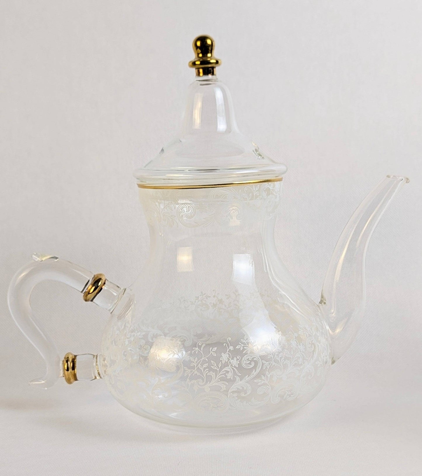 Théière en verre HomeDeLuxe avec couvercle, transparente, pour infuser du thé, élégante et moderne.