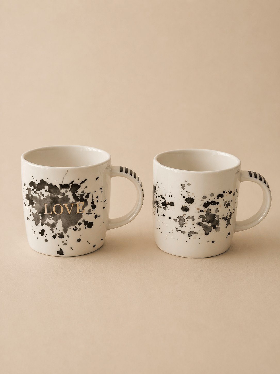 Gros lot de mugs Say de la marque HomeDeLuxe, ensemble de tasses en céramique avec motifs colorés, vue de face.