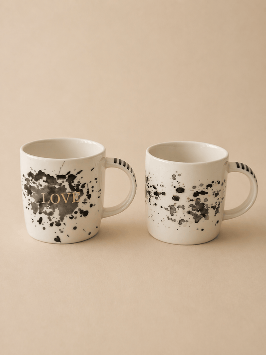 Gros lot de mugs Say de la marque HomeDeLuxe, ensemble de tasses en céramique avec motifs colorés, vue de face.