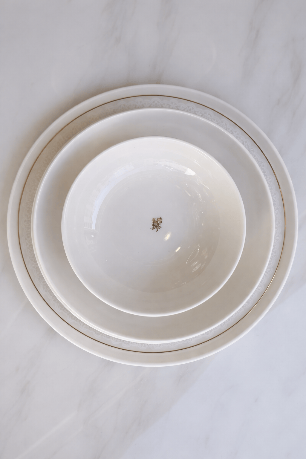 Service de table Allure de HomeDeLuxe, ensemble élégant avec assiettes, verres et couverts pour repas sophistiqués.