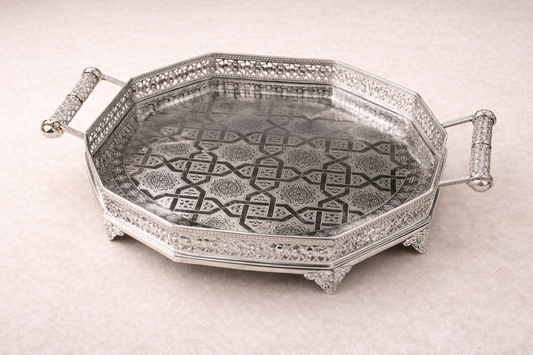 Plateau Fès majestueux de la marque HomeDeLuxe, en bois orné de motifs traditionnels marocains.