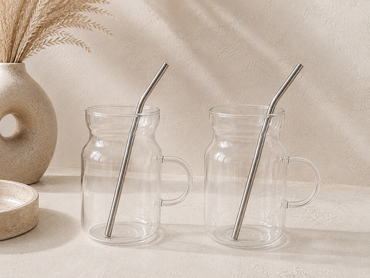 Duo de verres transparents en verre avec quatre pailles en inox, tasses élégantes pour boissons.