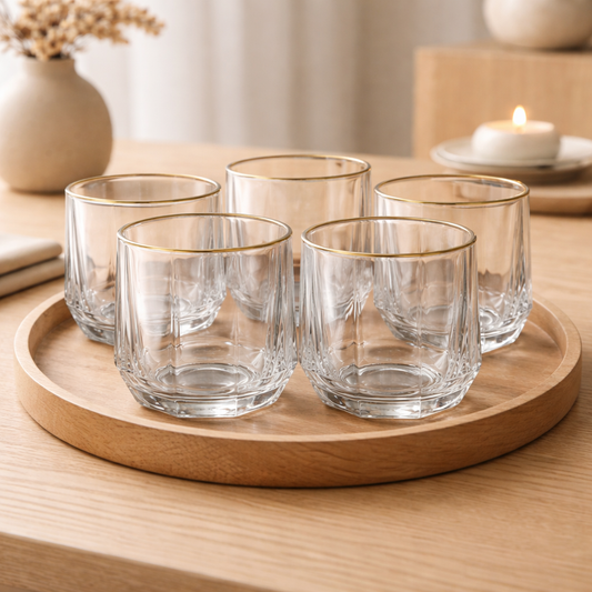 Six verres à vin Harmony Gold de HomeDeLuxe, transparents avec détails dorés, élégants et idéaux pour les occasions spéciales.