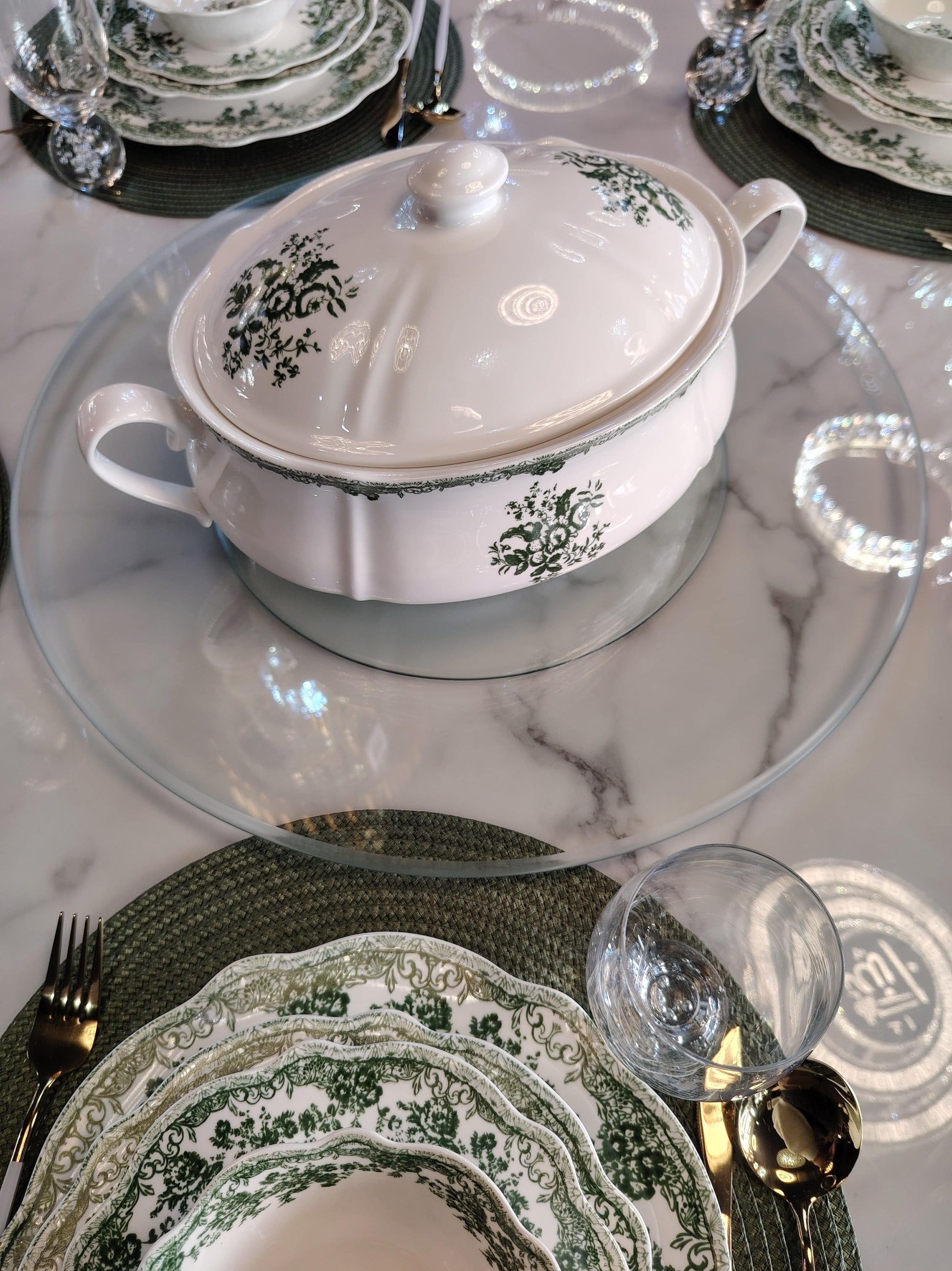 Service de table vert HomeDeLuxe avec assiettes, verres et couverts en tissu de coton, élégance pour repas.