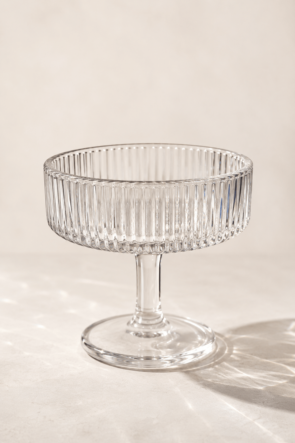 Coupe à glace HomeDeLuxe en six pièces en verre transparent, parfaite pour servir des desserts glacés élégamment.