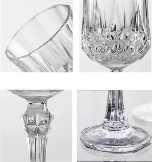 12 verres à pied en verre transparent de la marque HomeDeLuxe, posés sur une table élégante.