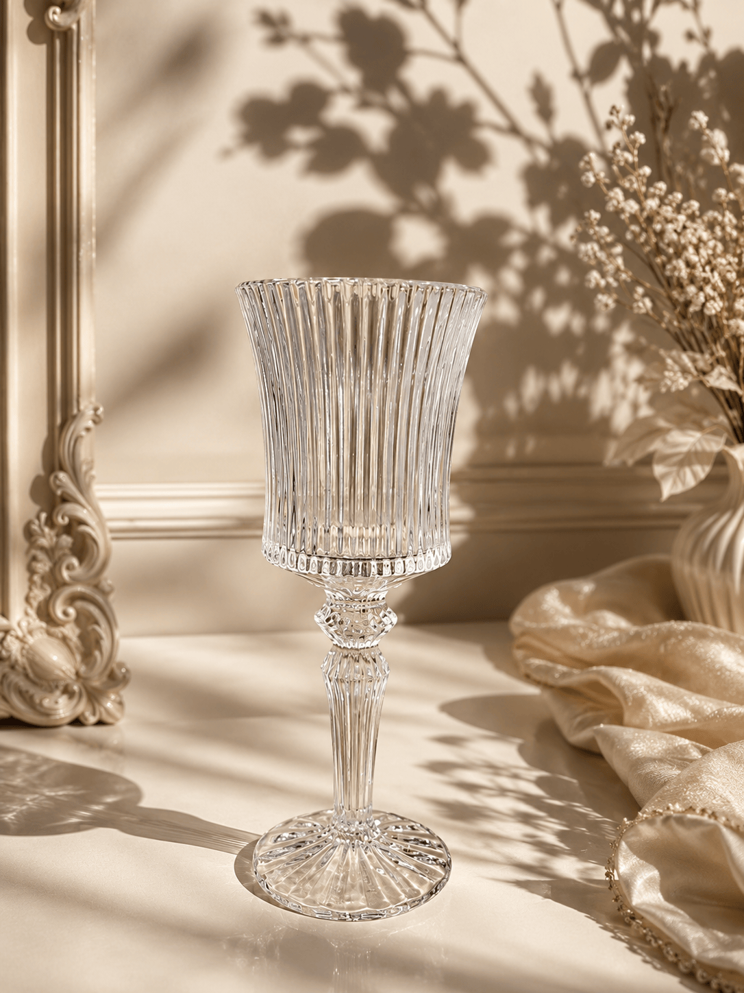 Douze verres à pied HomeDeLuxe Elégance en cristal, avec des tiges élégantes et des coupes délicates pour les boissons.