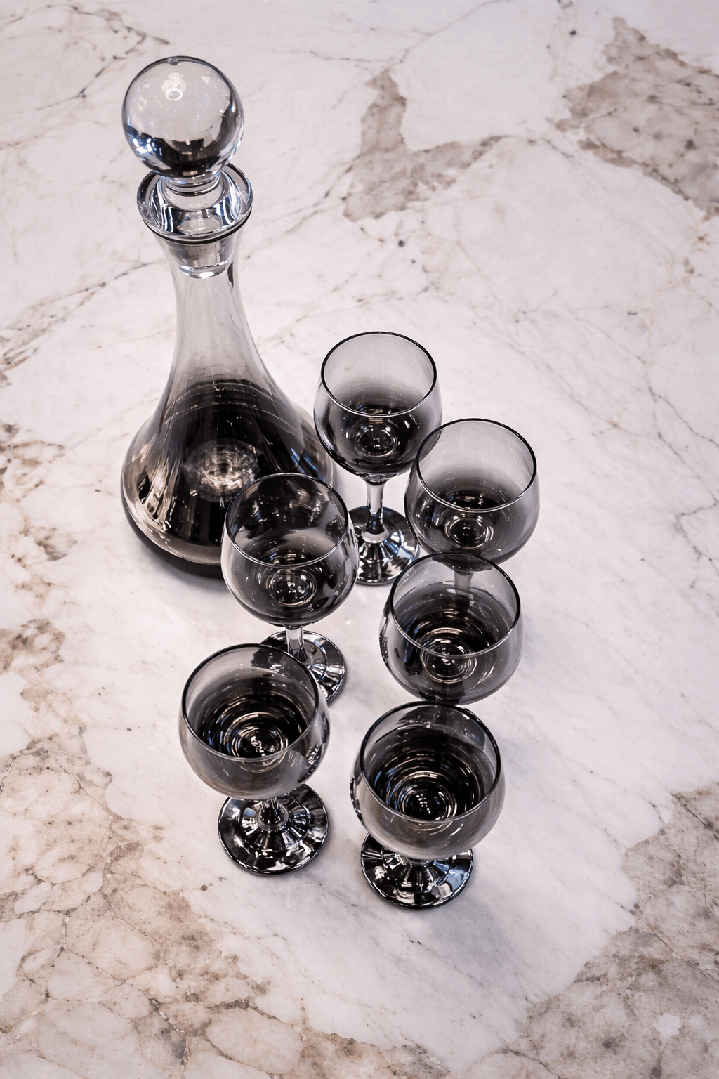 Carafe fumée avec 6 verres à pied en verre transparent, design élégant et moderne, pour servir boissons.