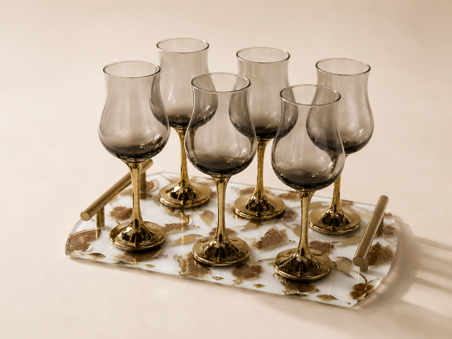 Six verres à pied HomeDeLuxe avec plateau papillon en verre transparent, élégants et décoratifs pour la table.