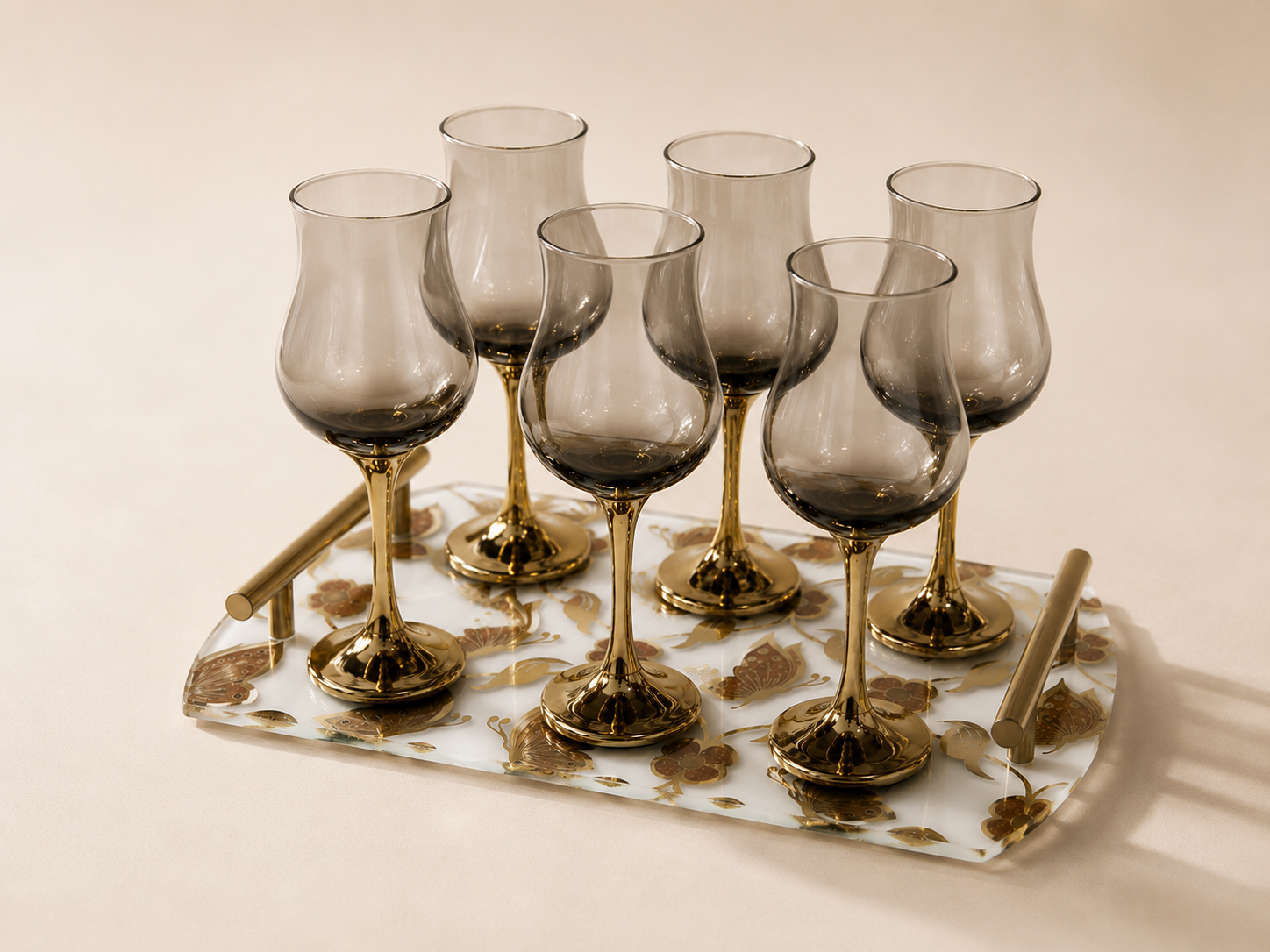Six verres à pied HomeDeLuxe avec plateau papillon en verre transparent, élégants et décoratifs pour la table.