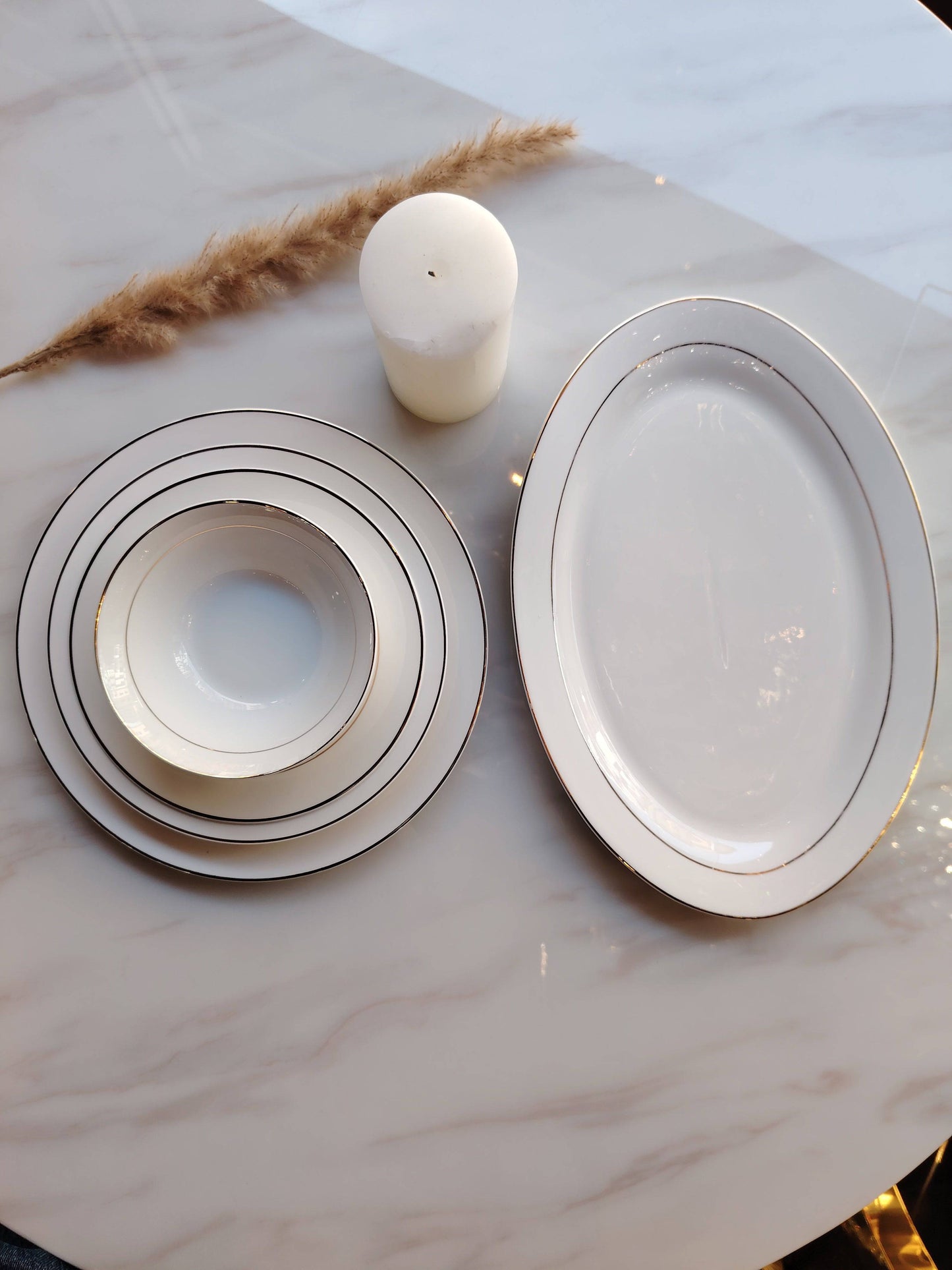 Service de table HomeDeLuxe avec liseré doré, assiettes élégantes et raffinées pour repas sophistiqués.