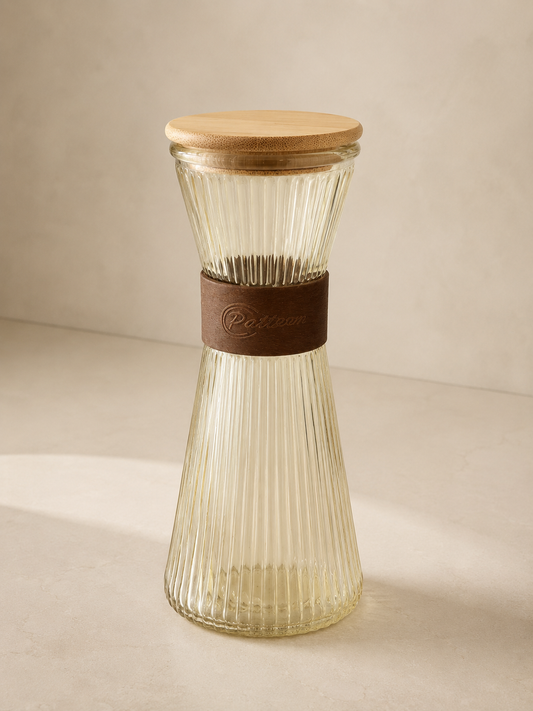 Carafe jaune en verre de la marque HomeDeLuxe, avec un design élégant et transparent, idéale pour servir des boissons.