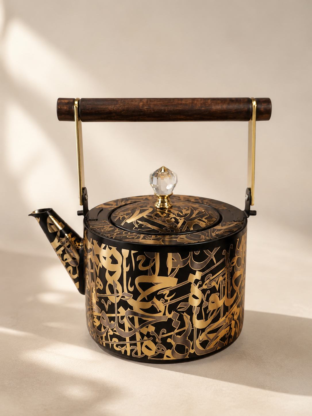 Théière 1.5L noire & dorée écriture