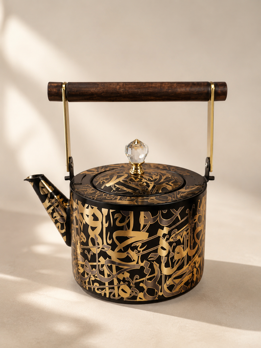 Théière noire et dorée de 1,5L avec écriture, design élégant de la marque HomeDeLuxe.
