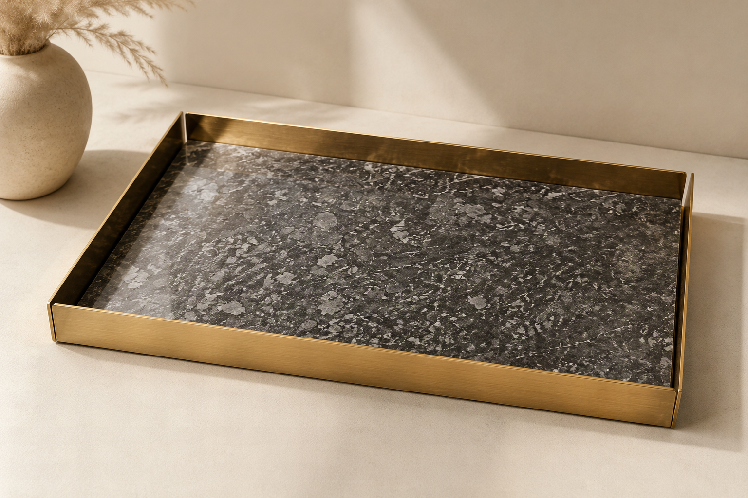 Plateau en marbre noir de la marque HomeDeLuxe, élégant et poli, idéal pour servir ou décorer.