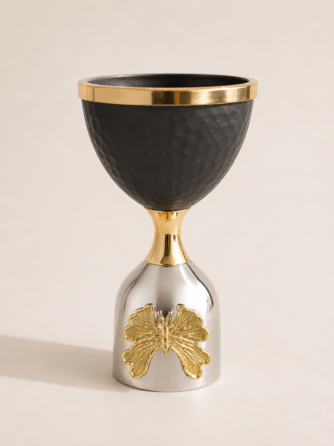 Encensoir noir avec papillon doré