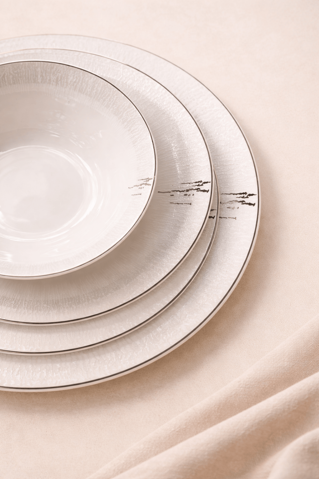 Service de table Royal de HomeDeLuxe avec assiettes et couverts élégants pour une décoration raffinée.