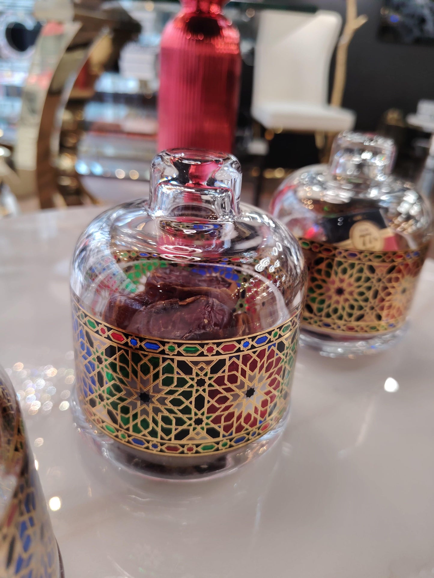 Bonbonnière HomeDeLuxe avec design marocain en trio, décoration élégante en céramique ou métal, motif coloré et artisanal.