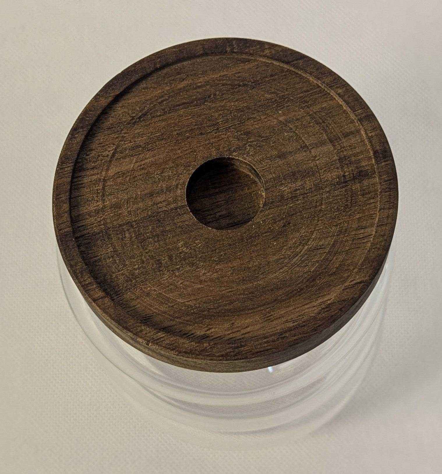 Grand bocal en verre HomeDeLuxe, contenant des aliments secs, avec un couvercle en métal, pour stockage élégant et pratique.