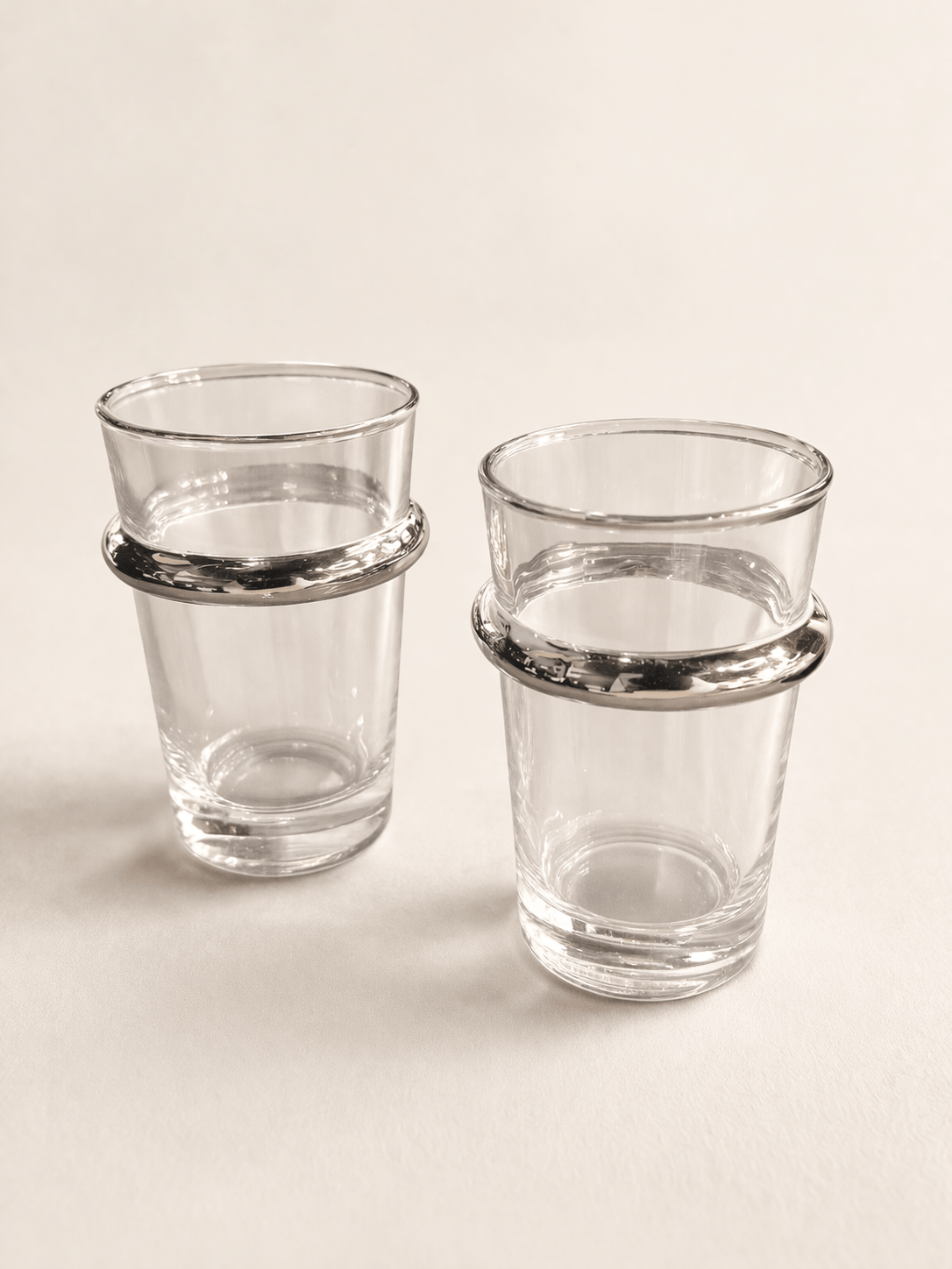 Douze verres à thé Beldi argentés de la marque HomeDeLuxe, élégants et traditionnels pour servir le thé.