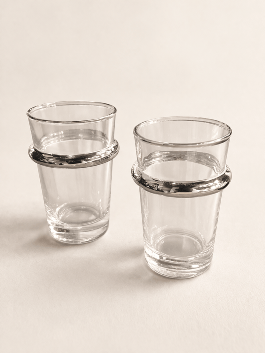 Douze verres à thé Beldi argentés de la marque HomeDeLuxe, élégants et traditionnels pour servir le thé.