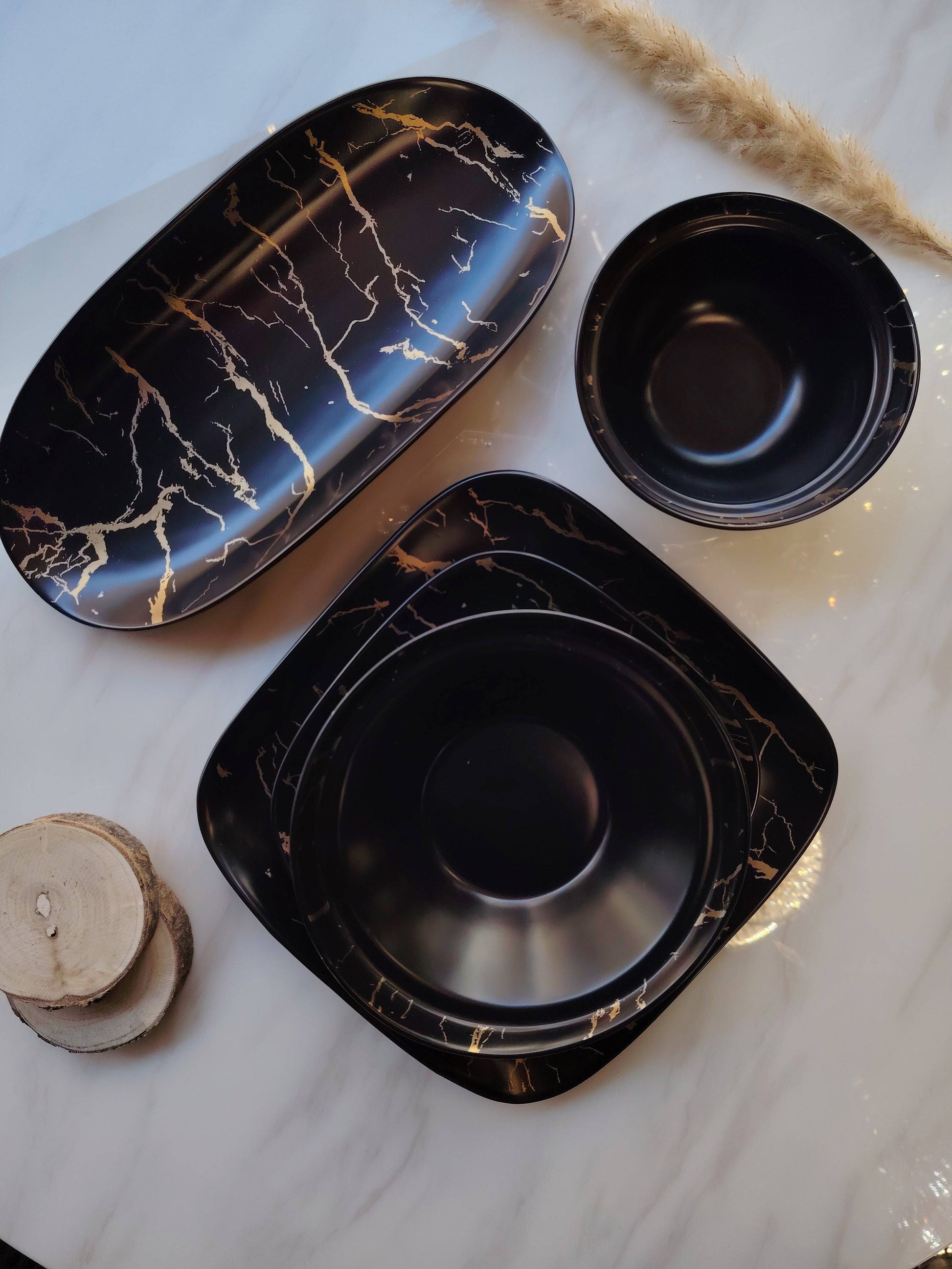 Service noir en marbre de la marque HomeDeLuxe, ensemble élégant pour la vaisselle ou la décoration intérieure.