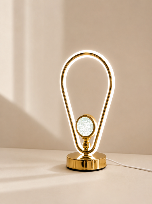 Lampe LED HomeDeLuxe en forme de triomphe avec lumière blanche, design moderne et élégance dans la pièce.